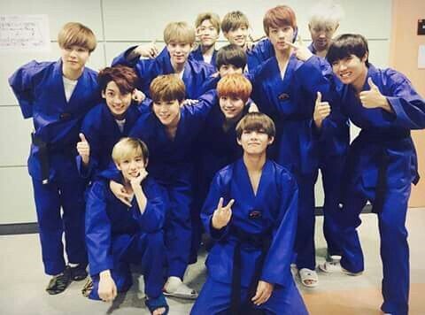 BTS trổ tài Taekwondo, thực hiện thử thách võ thuật Bottle cap challenge