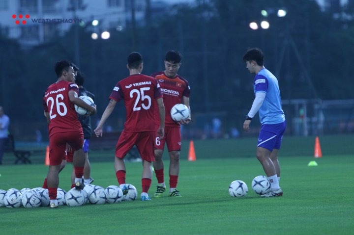 Xuất hiện bài tập lạ trong buổi tập đầu tiên của ĐT Việt Nam