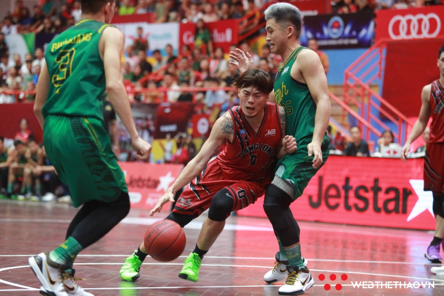 Hồng Gia Lân nói gì sau 2 cú Buzzer Beater náo loạn NTĐ Tây Hồ?