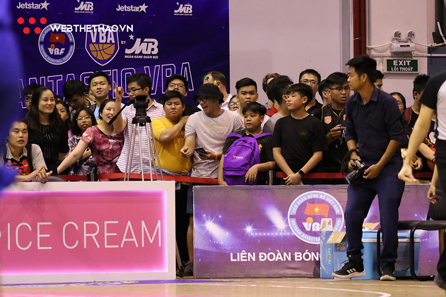 Đứng hay ngồi xem không quan trọng, tất cả đều cháy cùng VBA Playoffs