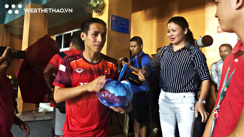 Trước ngày lên đường sang Thái Lan, Quang Hải nhận quà tiếp sức từ mẹ