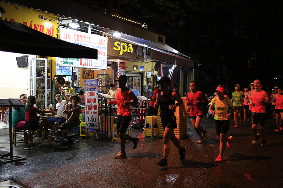 Cung đường chạy đẹp độc lạ của VPBank Hanoi Marathon 2019 mờ ảo trong đêm
