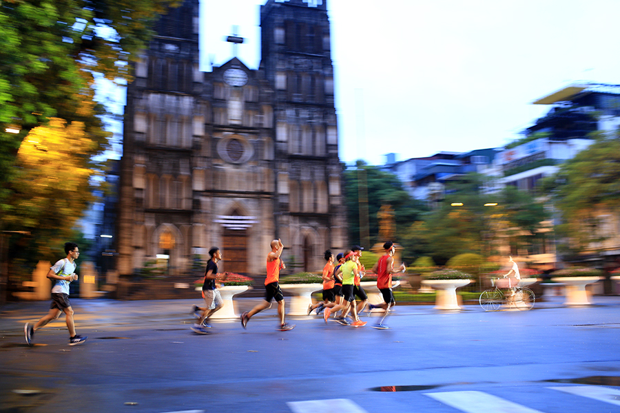 Cung đường chạy đẹp độc lạ của VPBank Hanoi Marathon 2019 mờ ảo trong đêm