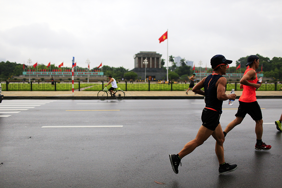 Cung đường chạy đẹp độc lạ của VPBank Hanoi Marathon 2019 mờ ảo trong đêm