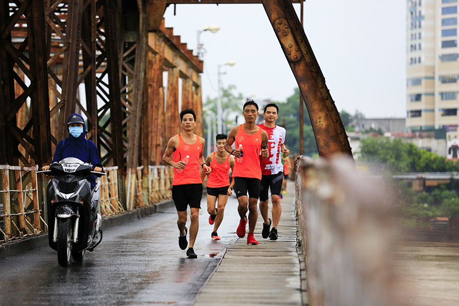 Cung đường chạy đẹp độc lạ của VPBank Hanoi Marathon 2019 mờ ảo trong đêm