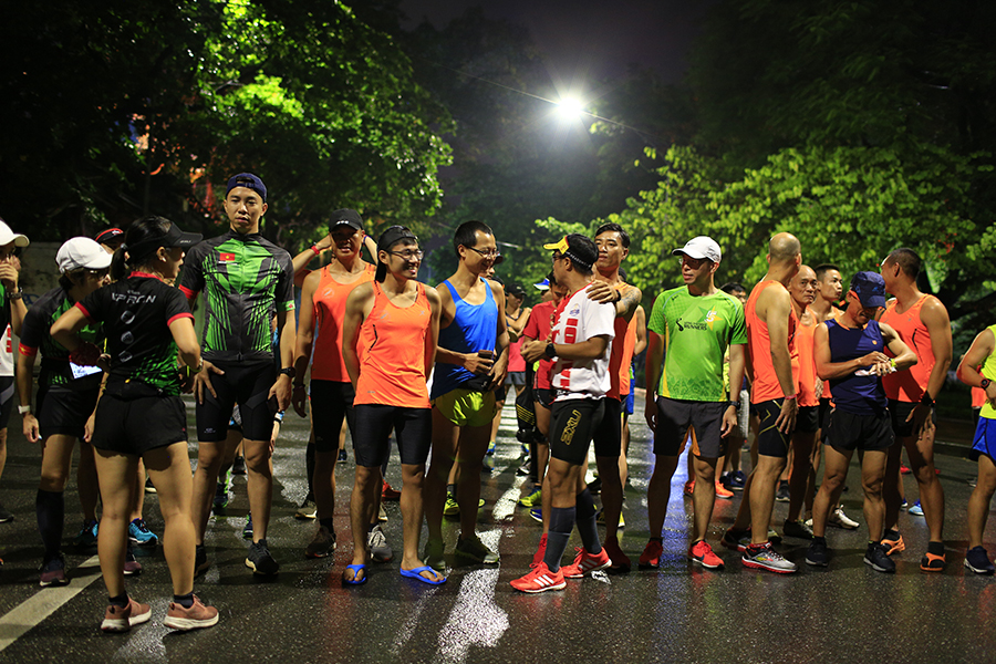 Cung đường chạy đẹp độc lạ của VPBank Hanoi Marathon 2019 mờ ảo trong đêm