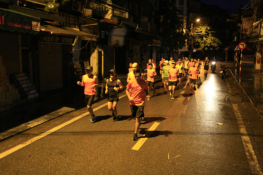 Cung đường chạy đẹp độc lạ của VPBank Hanoi Marathon 2019 mờ ảo trong đêm