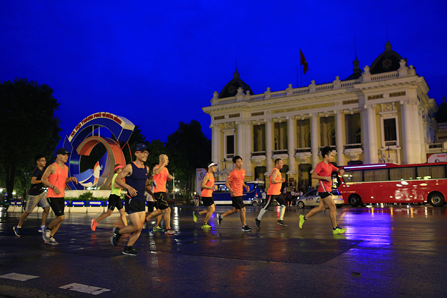 Cung đường chạy đẹp độc lạ của VPBank Hanoi Marathon 2019 mờ ảo trong đêm