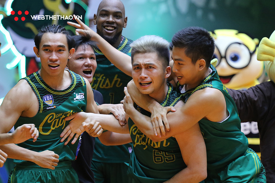 Hiếu Thành tung cú game-winner siêu lạnh lùng, Cantho Catfish đi vào lịch sử VBA