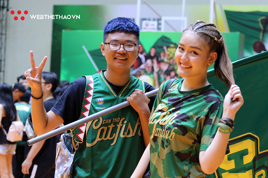 Tết tóc, nhuộm xanh như cầu thủ: Còn ai đồng lòng hơn fan Cantho Catfish