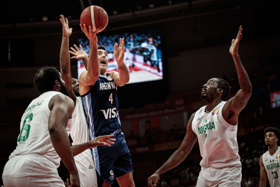 Argentina khẳng định đẳng cấp, Luis Scola đi vào lịch sử