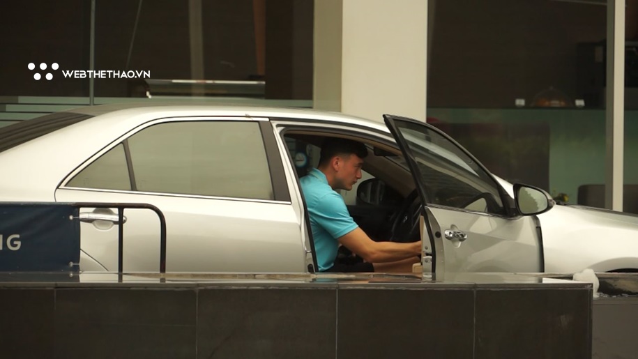 Đặng Văn Lâm ra dáng “chủ nhà”, lái xe chở đồng đội dạo phố Bangkok