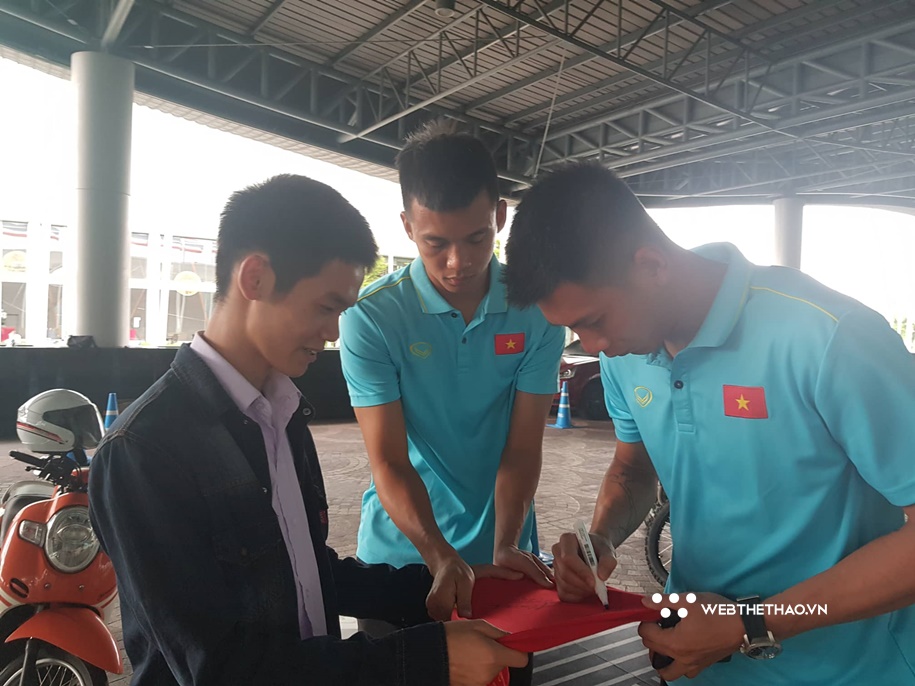 Cảm động một tình yêu "gian nan" với ĐT Việt Nam ở Thái Lan