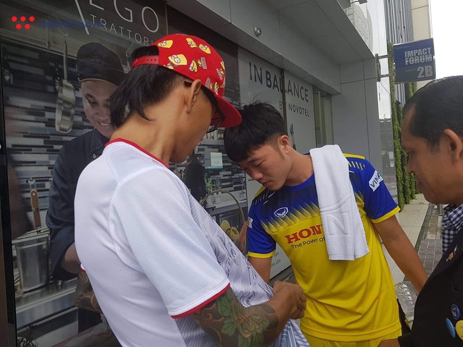 Bất chấp bảo vệ can ngăn, Xuân Trường vẫn chiều lòng kí tặng người hâm mộ
