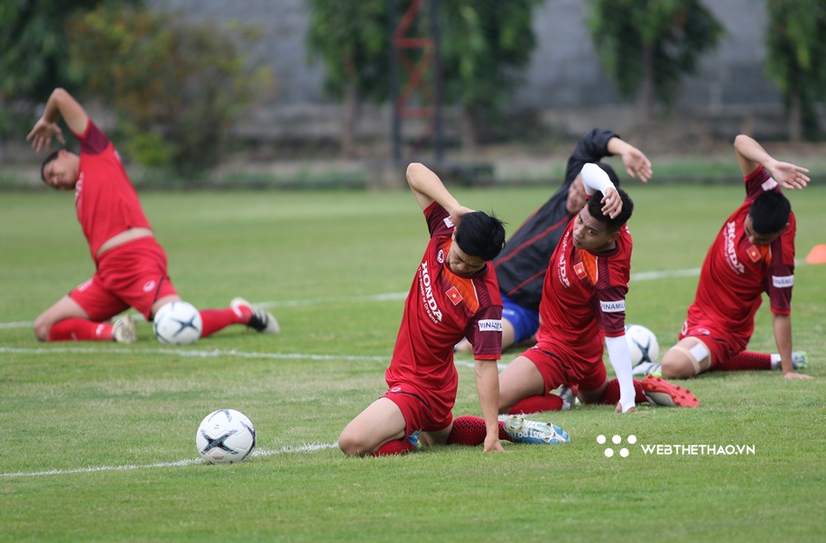 Công Phượng “nhảy múa” ngộ nghĩnh trên sân tập cùng ĐT Việt Nam