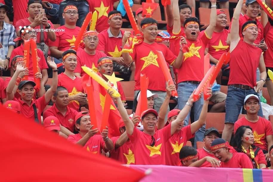 CĐV Việt Nam và Thái Lan “náo loạn” SVĐ Thammasat