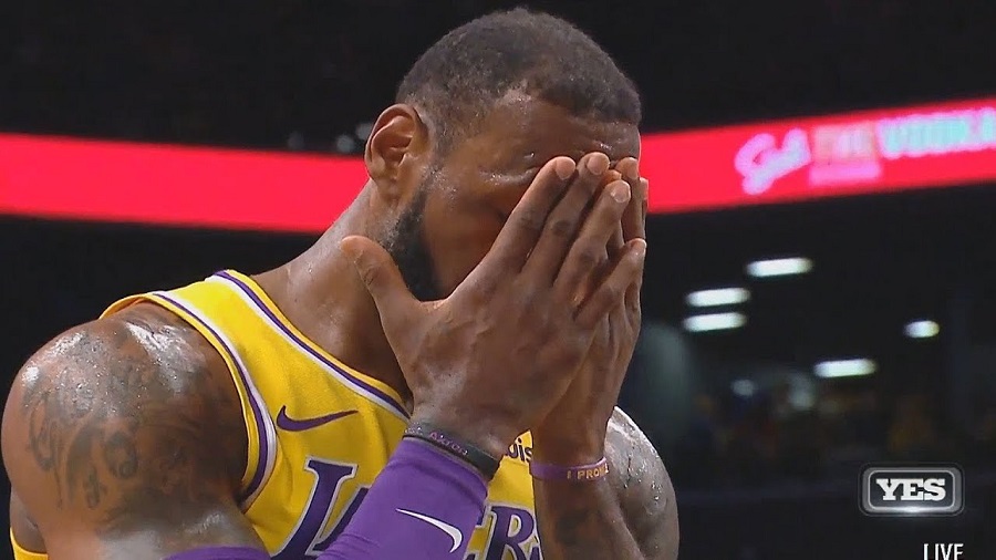 LeBron James rơi nước mắt khi được Nike tặng cả một trung tâm bóng rổ