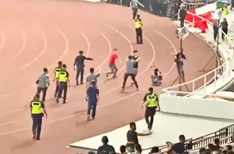 Video Indonesia vs Malaysia: CĐV đánh nhau kinh hoàng ở vòng loại World Cup 2022