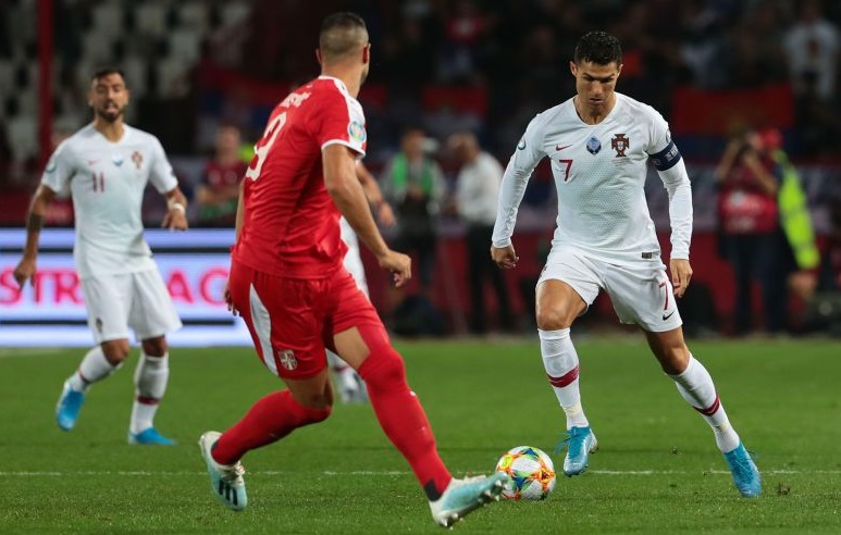 Ronaldo có thêm nạn nhân cùng Bồ Đào Nha và nhắm mốc ghi bàn số 1