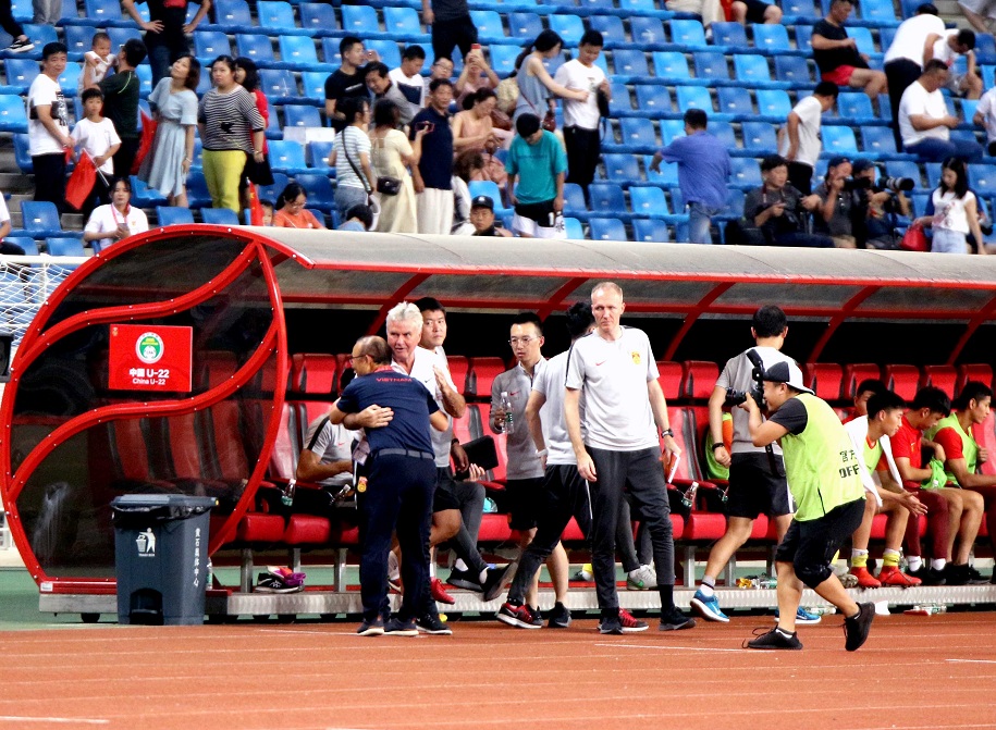 Thầy Park dùng "chiêu độc" để hạ gục thầy cũ Guus Hiddink