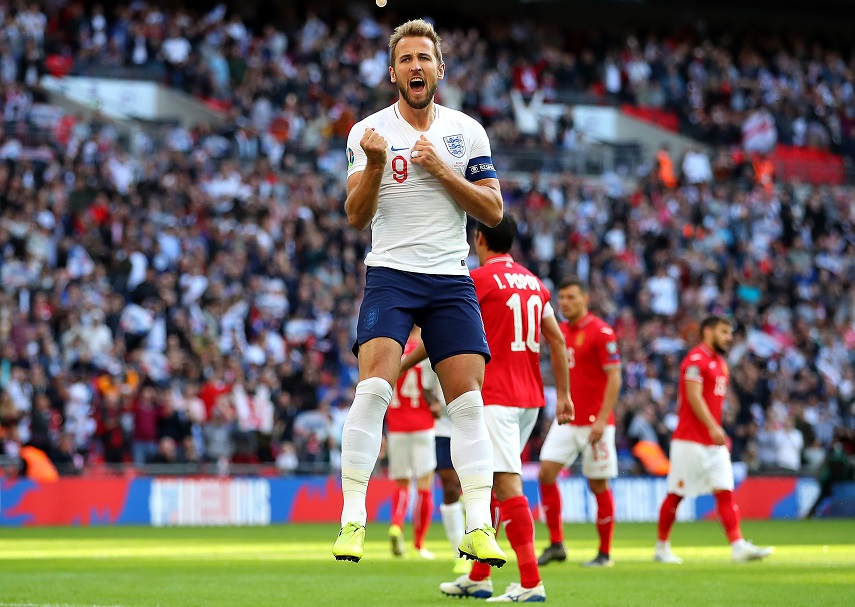 Kane tự hào vượt qua huyền thoại Hurst với hat-trick cho tuyển Anh