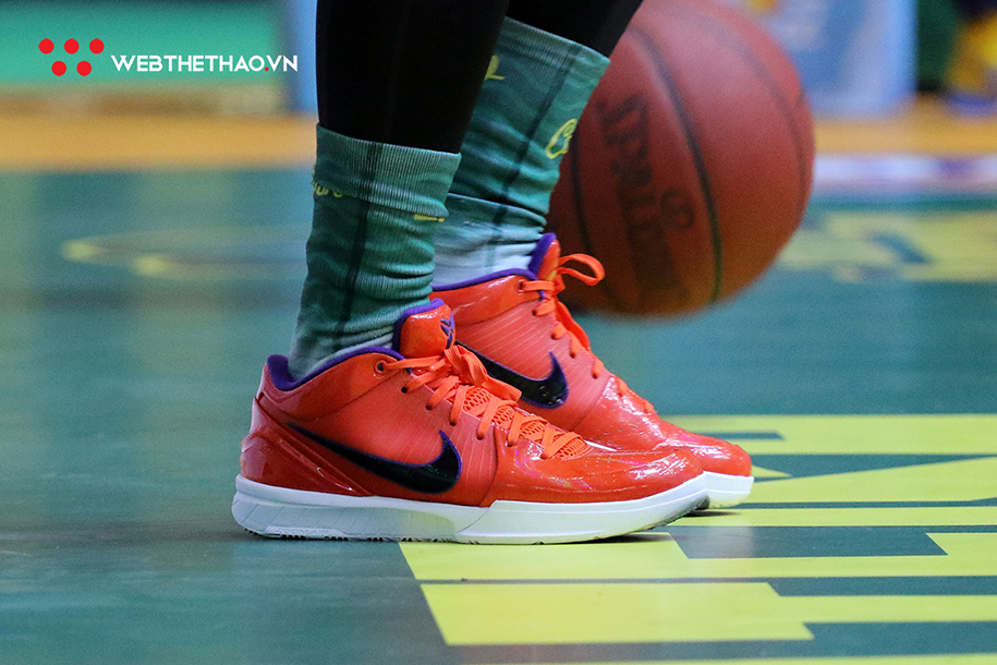 Nguyễn Phú Hoàng chào VBA Finals 2019 với cực phẩm UNDEFEATED Nike Kobe IV Protro