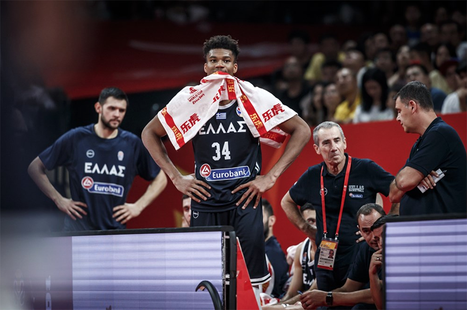 Sức nóng đẩy lên cao khi anh em nhà Antetokounmpo va chạm với cầu thủ Mỹ