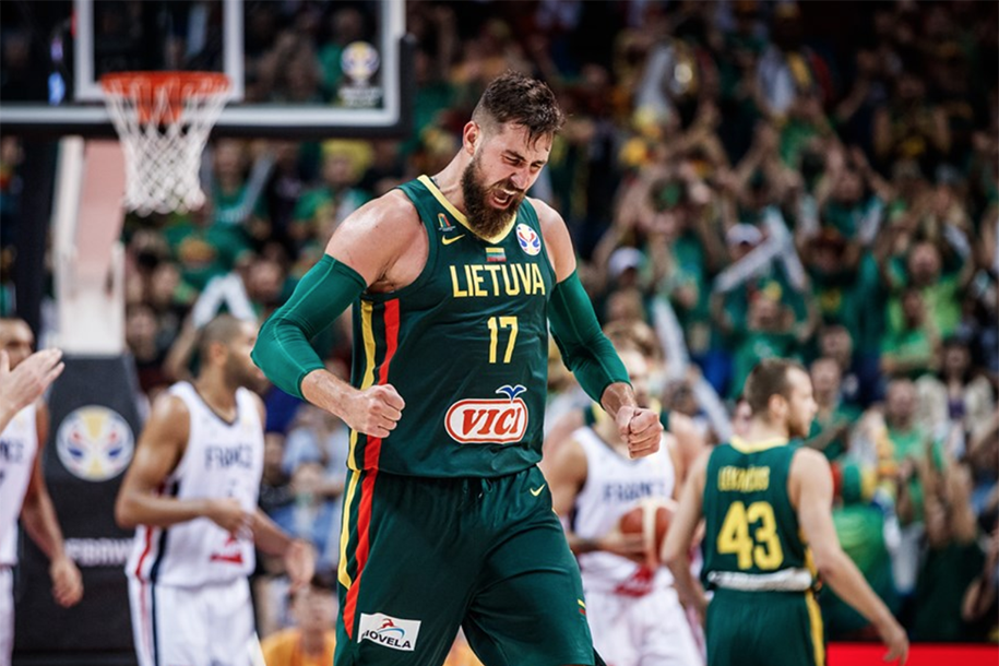 Bị loại vì trọng tài bỏ qua lỗi basket interference, HLV Lithuania phẫn nộ cùng cực Bị loại vì trọng tài bỏ qua lỗi basket interference, HLV Lithuania phẫn nộ cùng cực
