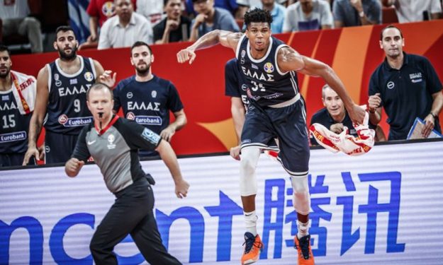 HLV Hy Lạp đổ lỗi trọng tài khi Giannis Antetokounmpo đi tắm sớm