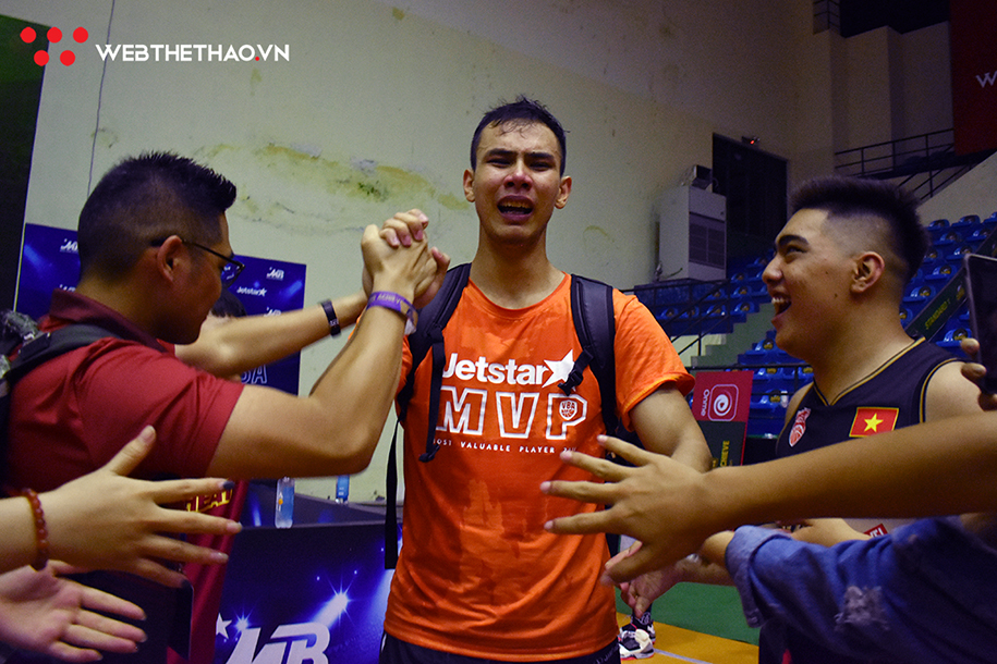 Tim Waale đã khóc sau khi giúp Saigon Heat có chiến thắng VBA Finals đầu tiên