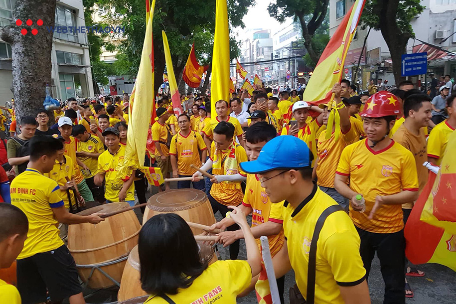 CĐV Nam Định đại náo Hàng Đẫy trước giờ bóng lăn