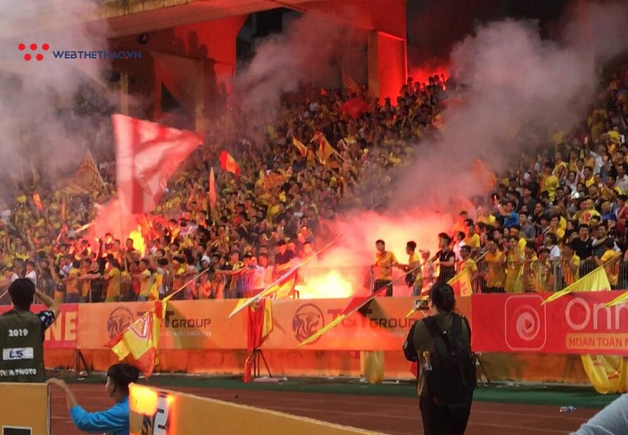 “Mưa” pháo sáng trút xuống, cầu thủ Hà Nội và Nam Định “van nài” khán giả