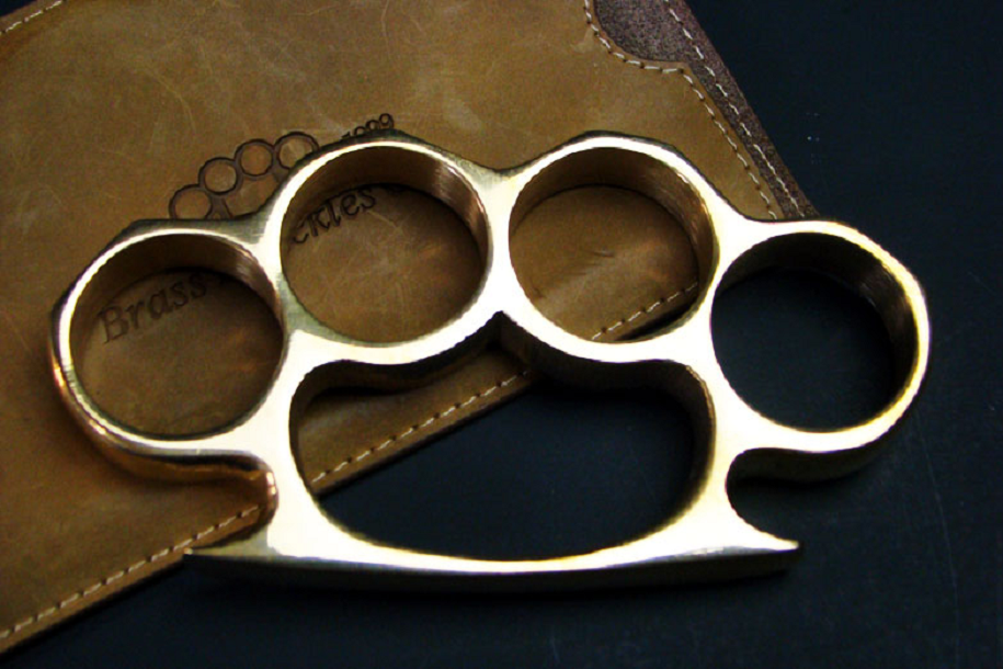 Nắm đấm gấu (brass knuckles) - Món vũ khí nổi tiếng trong các bộ phim