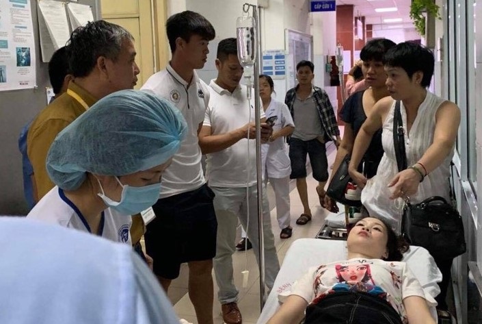 Nữ CĐV bị trúng pháo sáng phải mổ 2 lần, bị bỏng lưu huỳnh tận xương