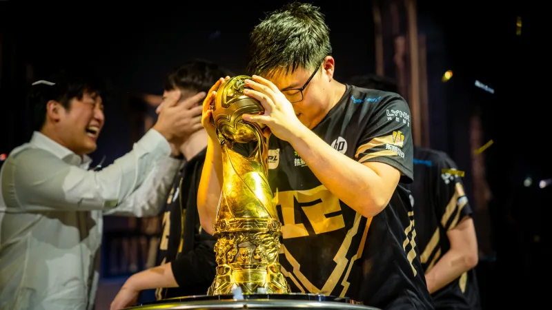 RNG Uzi: Chấn thương đã có thể phá hủy sự nghiệp của tôi!