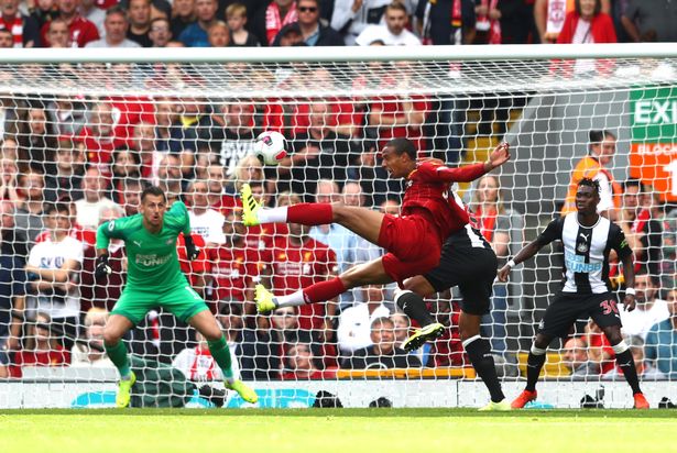 Liverpool nhận bàn thua oan khi công nghệ VAR không có đất dụng võ?
