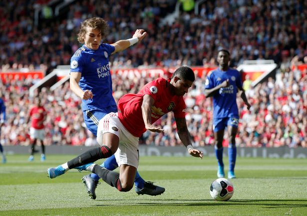 CĐV MU "mượn" Maguire để giễu Leicester