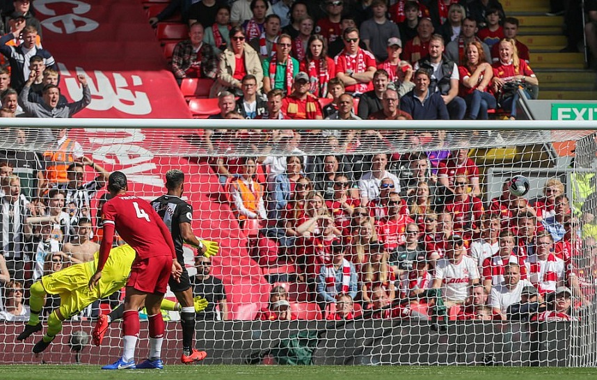 Liverpool nhận bàn thua oan khi công nghệ VAR không có đất dụng võ?