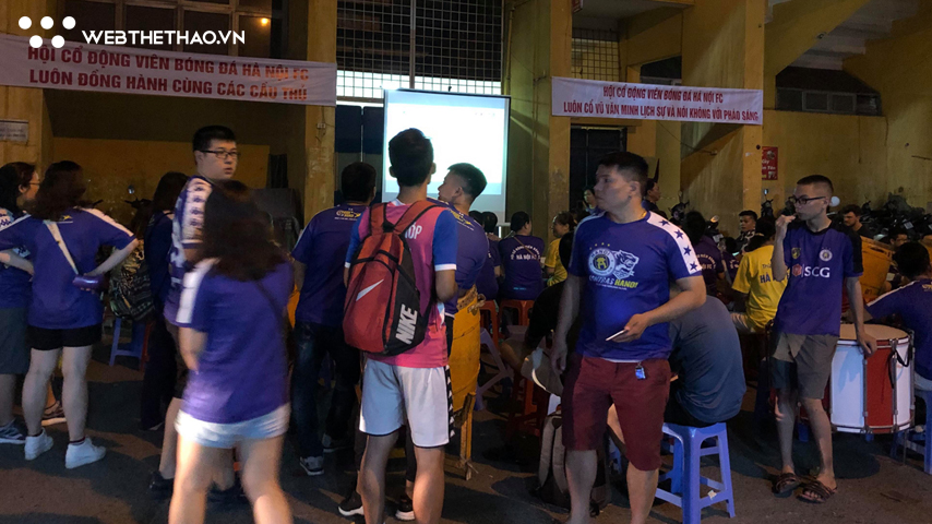 CĐV Hà Nội tập trung trước cửa sân Hàng Đẫy, tiếp lửa cho đội nhà