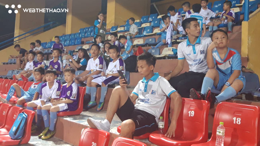 Những "khán giả" ngoại lệ được vào sân ở trận Hà Nội FC vs Viettel
