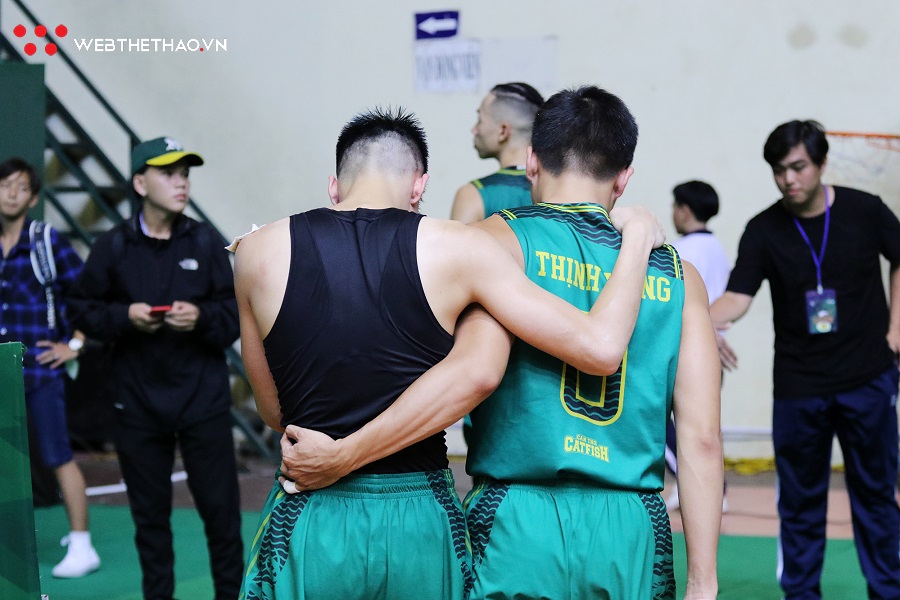 Hoàng Ca bật khóc sau khi đánh rơi chiến thắng bằng 2 quả ném phạt hỏng Hoàng Ca bật khóc sau khi đánh rơi chiến thắng bằng 2 quả ném phạt hỏng