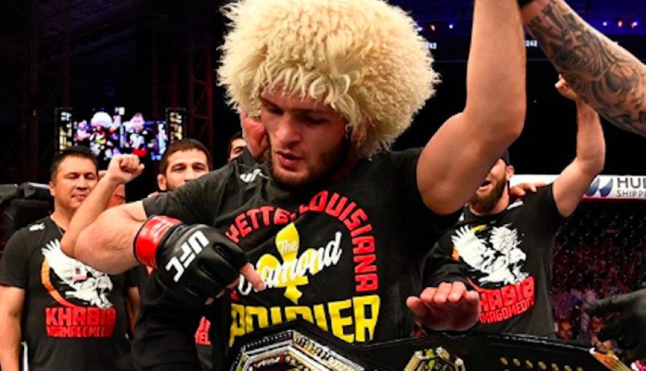 Khabib Nurmagomedov bán đấu giá chiếc áo Dustin Poirier tặng nhằm gây quỹ từ thiện