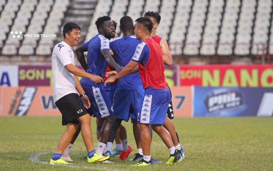 Cầu thủ Hà Nội FC cười sảng khoái phản đối “trọng tài” trên sân Vinh