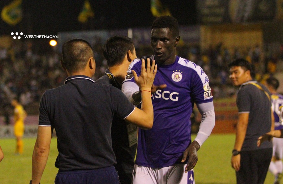 Hà Nội FC ăn mừng chức vô địch V.League 2019: NHẠT!