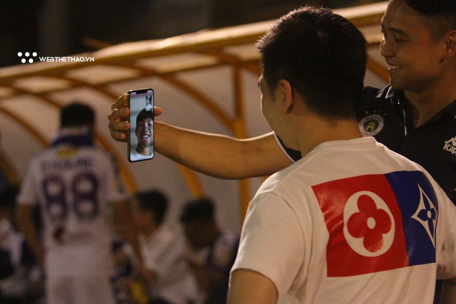 Các cầu thủ Hà Nội FC gọi "facetime" mừng chức vô địch với Văn Hậu