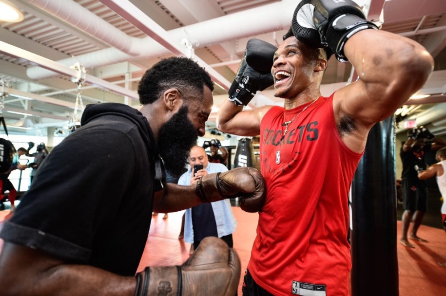 James Harden và Russell Westbrook tập UFC trước mùa giải NBA 2019/20
