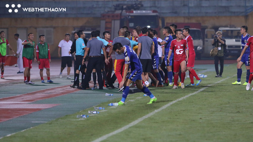 Trận đấu đình trệ sau khi trọng tài bẻ còi trong trận Viettel vs Bình Dương