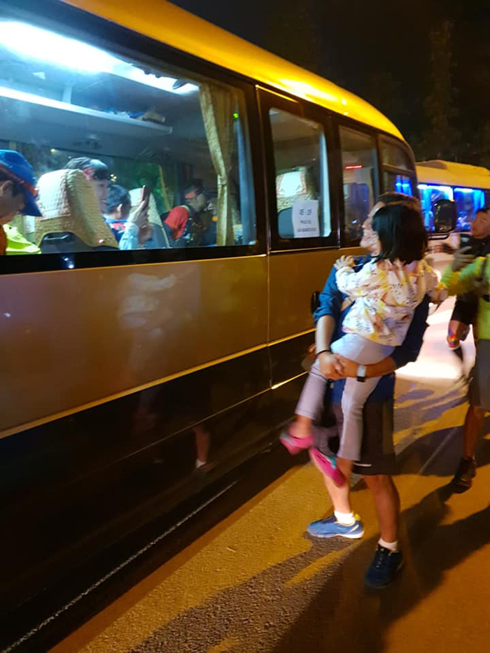 Vietnam Mountain Marathon 2019 khai màn trong đêm mưa, VĐV “cúng face” cầu may mắn Vietnam Mountain Marathon 2019 khai màn trong đêm mưa, VĐV “cúng face” cầu may mắn