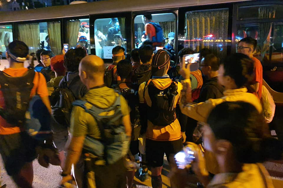 Vietnam Mountain Marathon 2019 khai màn trong đêm mưa, VĐV “cúng face” cầu may mắn Vietnam Mountain Marathon 2019 khai màn trong đêm mưa, VĐV “cúng face” cầu may mắn