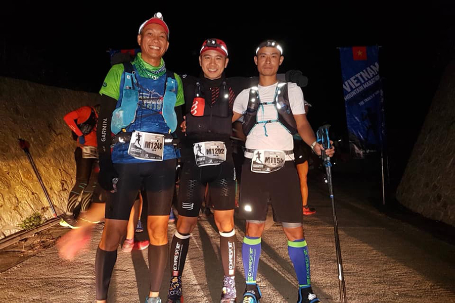 Vietnam Mountain Marathon 2019 khai màn trong đêm mưa, VĐV “cúng face” cầu may mắn Vietnam Mountain Marathon 2019 khai màn trong đêm mưa, VĐV “cúng face” cầu may mắn